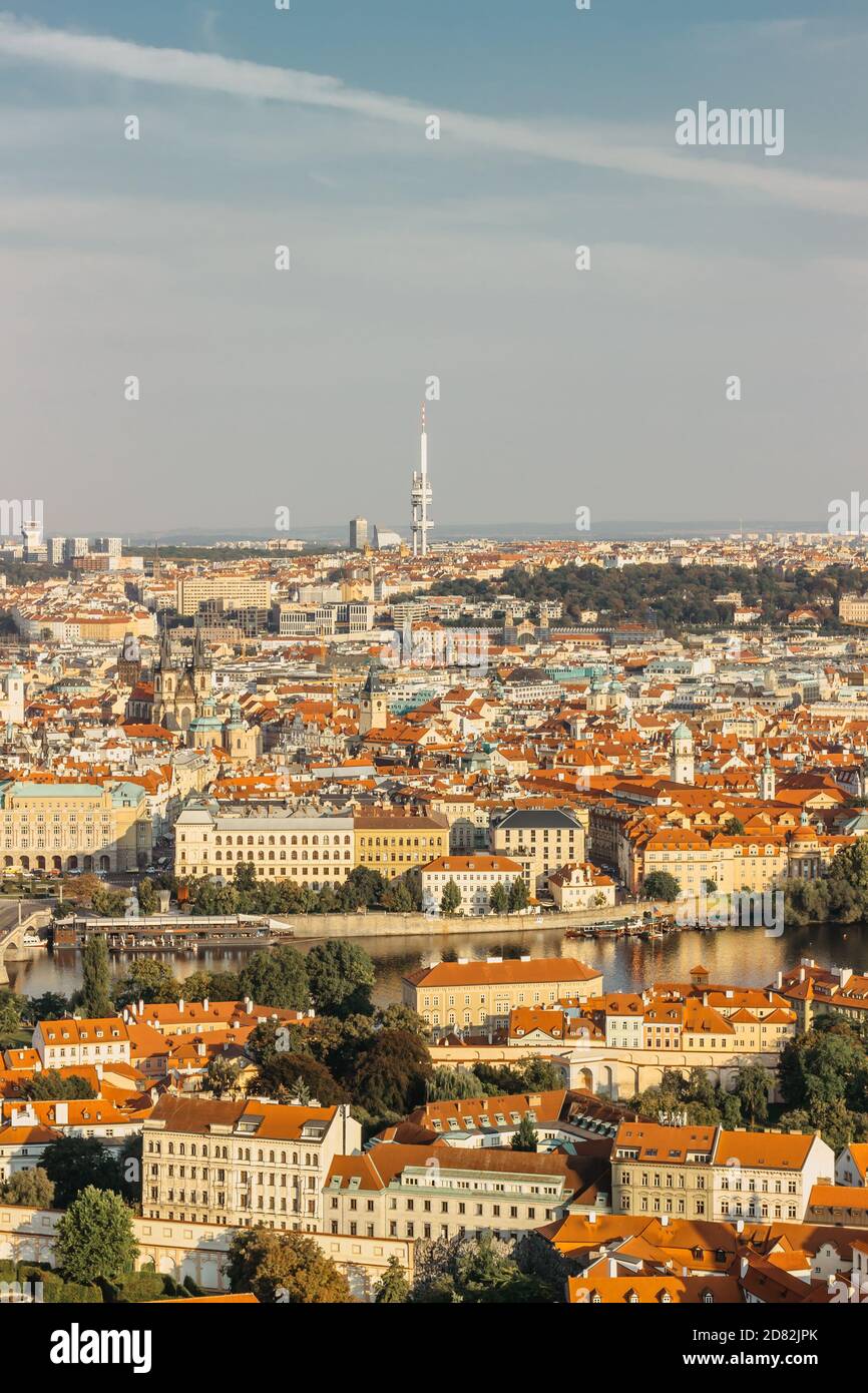 Luftpostkartenansicht von Prag, Tschechien. Prag Panorama.schöne sonnige Landschaft der Hauptstadt Tschechiens.erstaunliche europäische Stadtbild.Rote Dächer Stockfoto