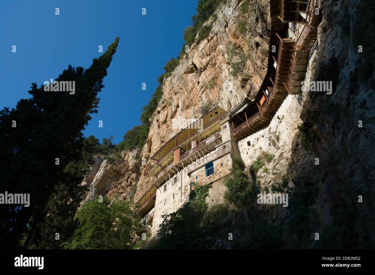 Blick von unten auf Agios Ioannis Prodromos in der Schlucht des Flusses Loussios, Dimitsana, Arcadia, Peloponnes, Griechenland Stockfoto