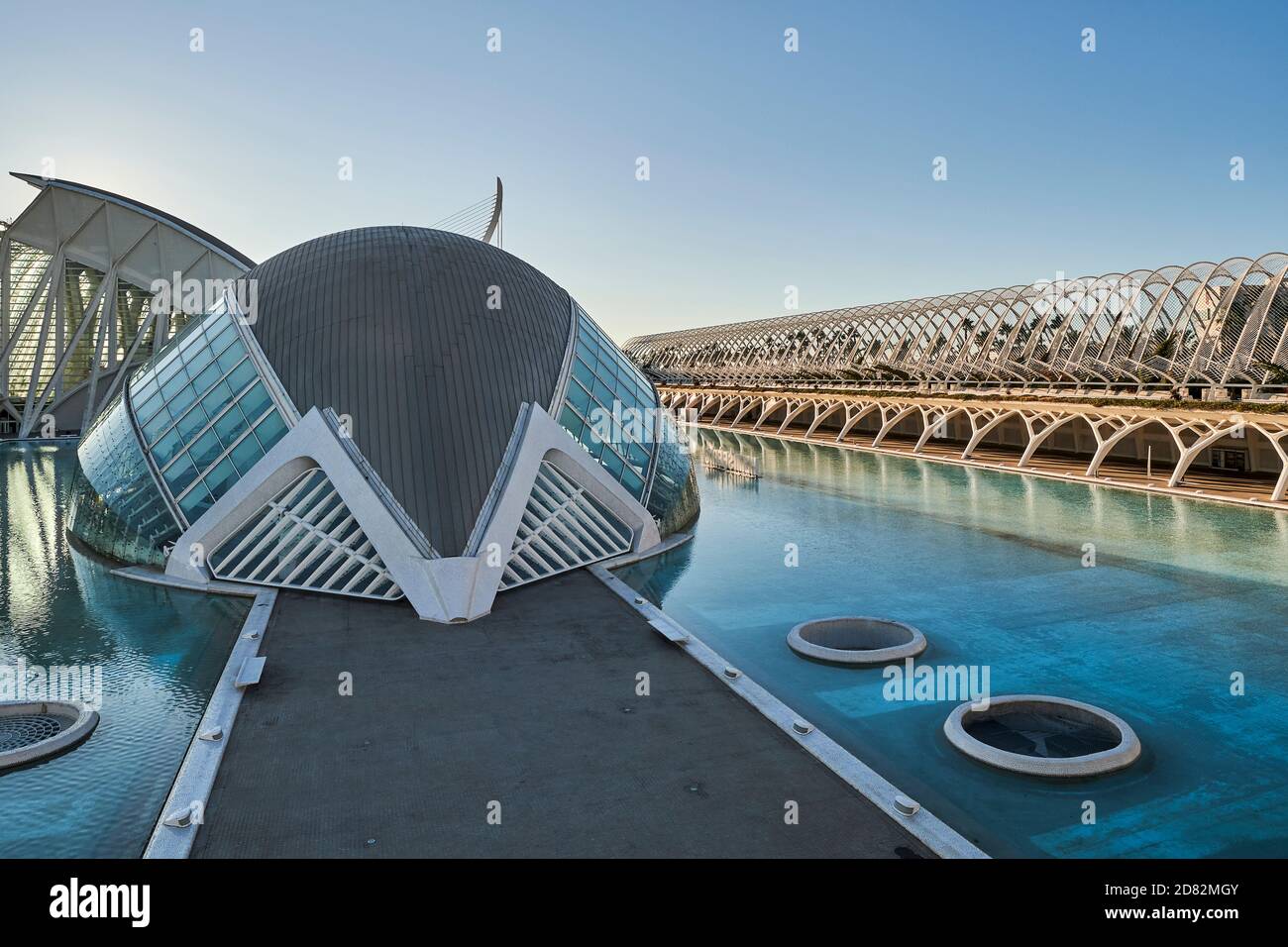 Hemisfèric Gebäude des Ciutat de les Arts i les Ciències entworfen von Santiago Calatrava für audiovisuellen Projektionsraum Valencia Spanien, Europa Stockfoto