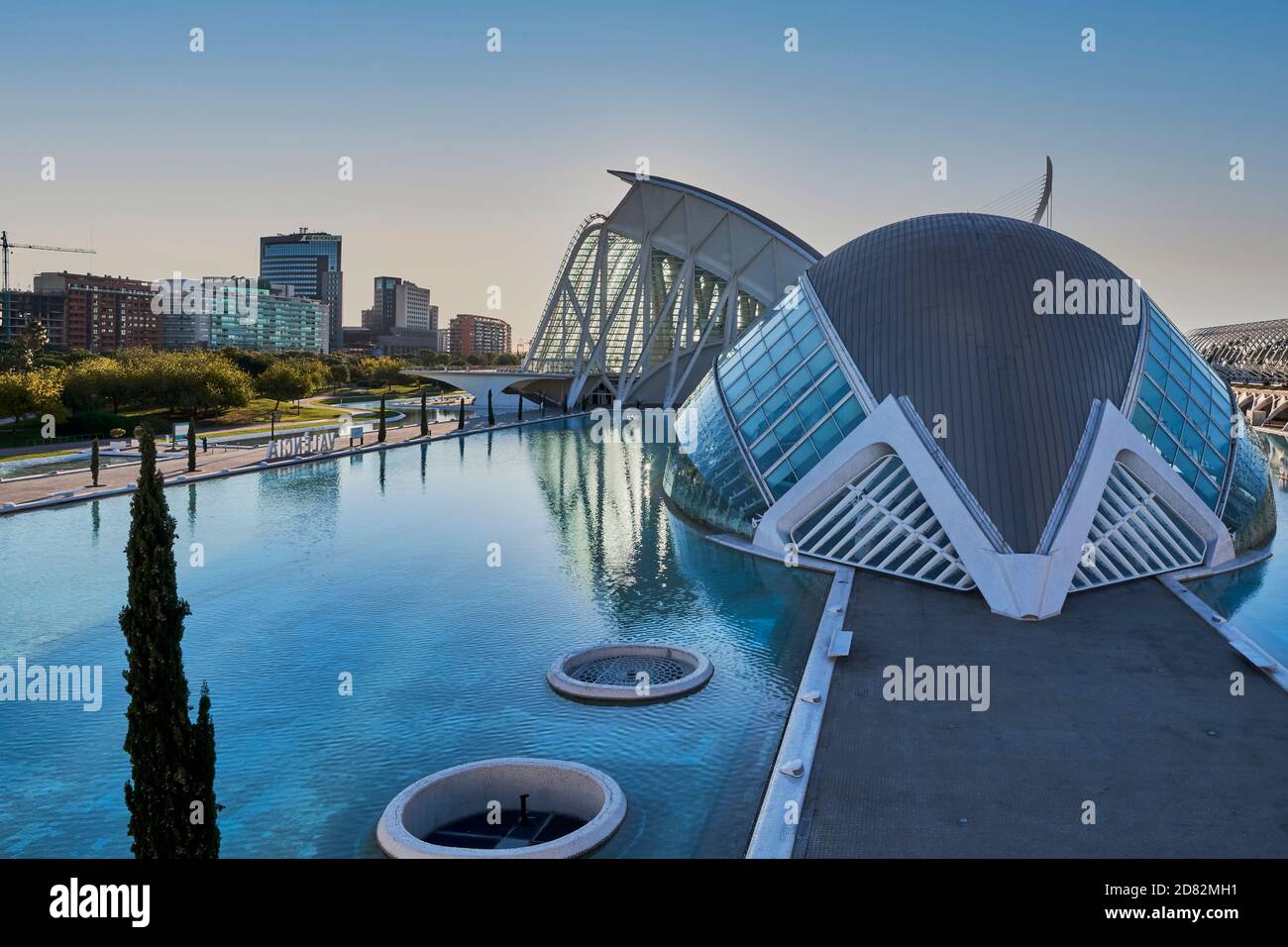 Hemisfèric Gebäude des Ciutat de les Arts i les Ciències entworfen von Santiago Calatrava für audiovisuellen Projektionsraum Valencia Spanien, Europa Stockfoto