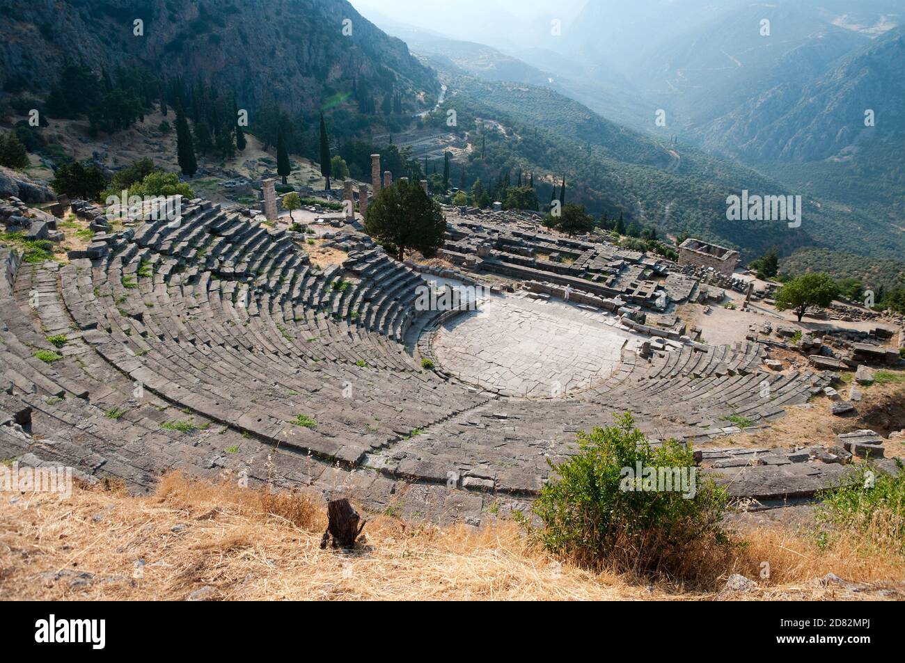 Das Theater in Delphi befindet sich weiter oben auf dem Hügel vom Tempel des Apollo und bot dem sitzenden Publikum ein Spektakel Stockfoto