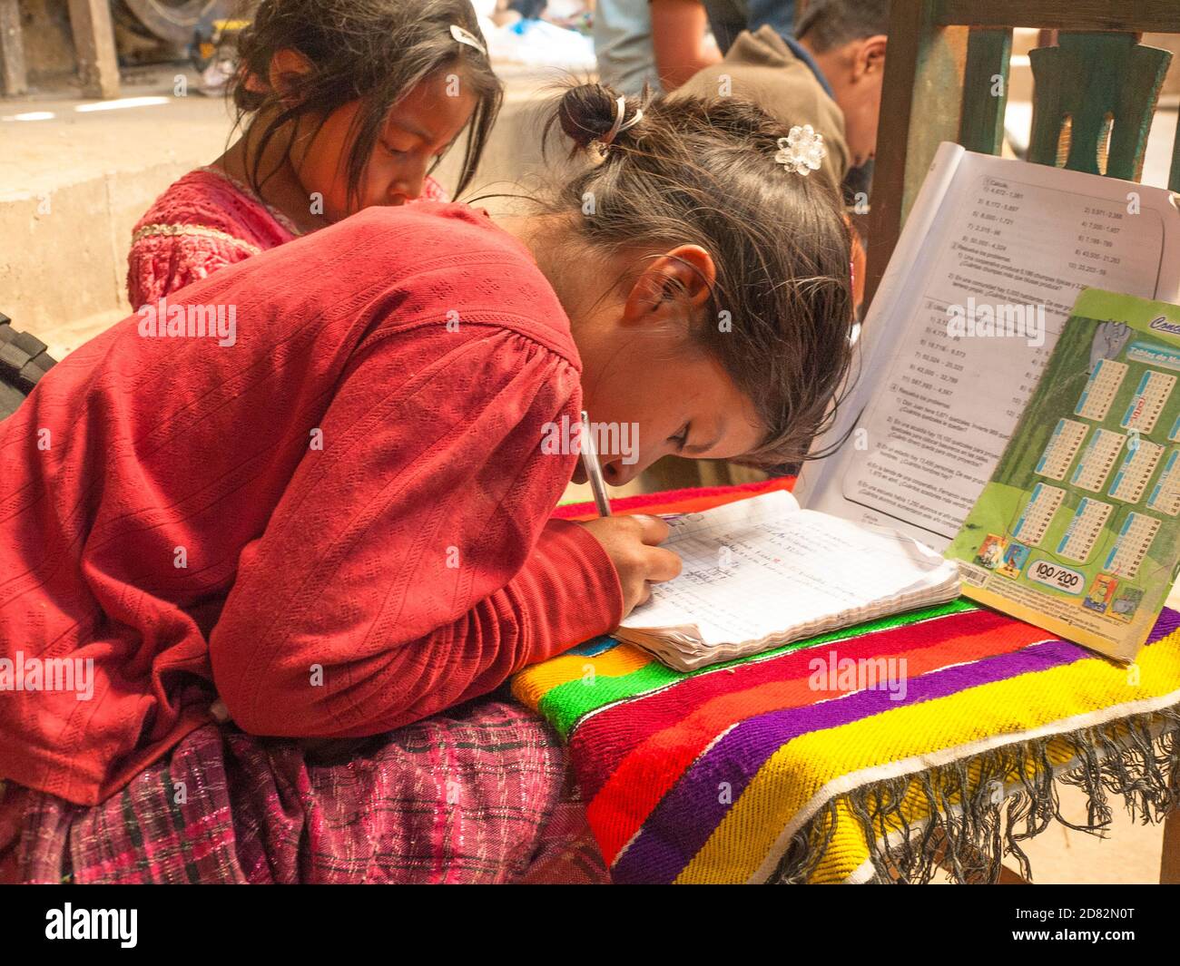 Guatemaltekisches Mädchen studiert Multiplikation Charts Stockfoto