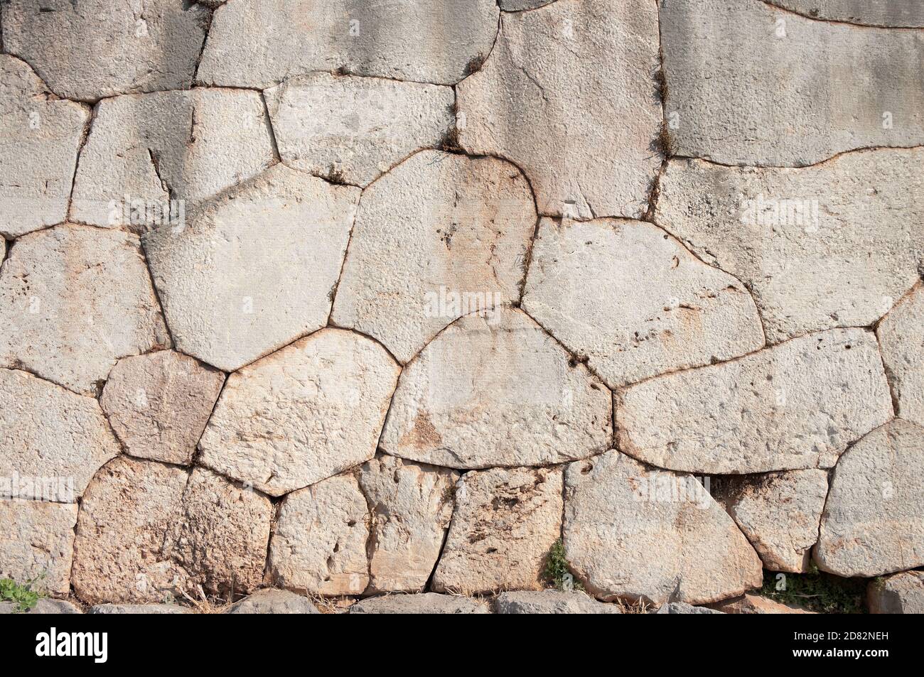 Zyklopenwand des orakels Delphi - Griechenland - gekennzeichnet durch Die Verwendung von massiven Steinen von unregelmäßiger Form und Größe Des Durchgangs Stockfoto