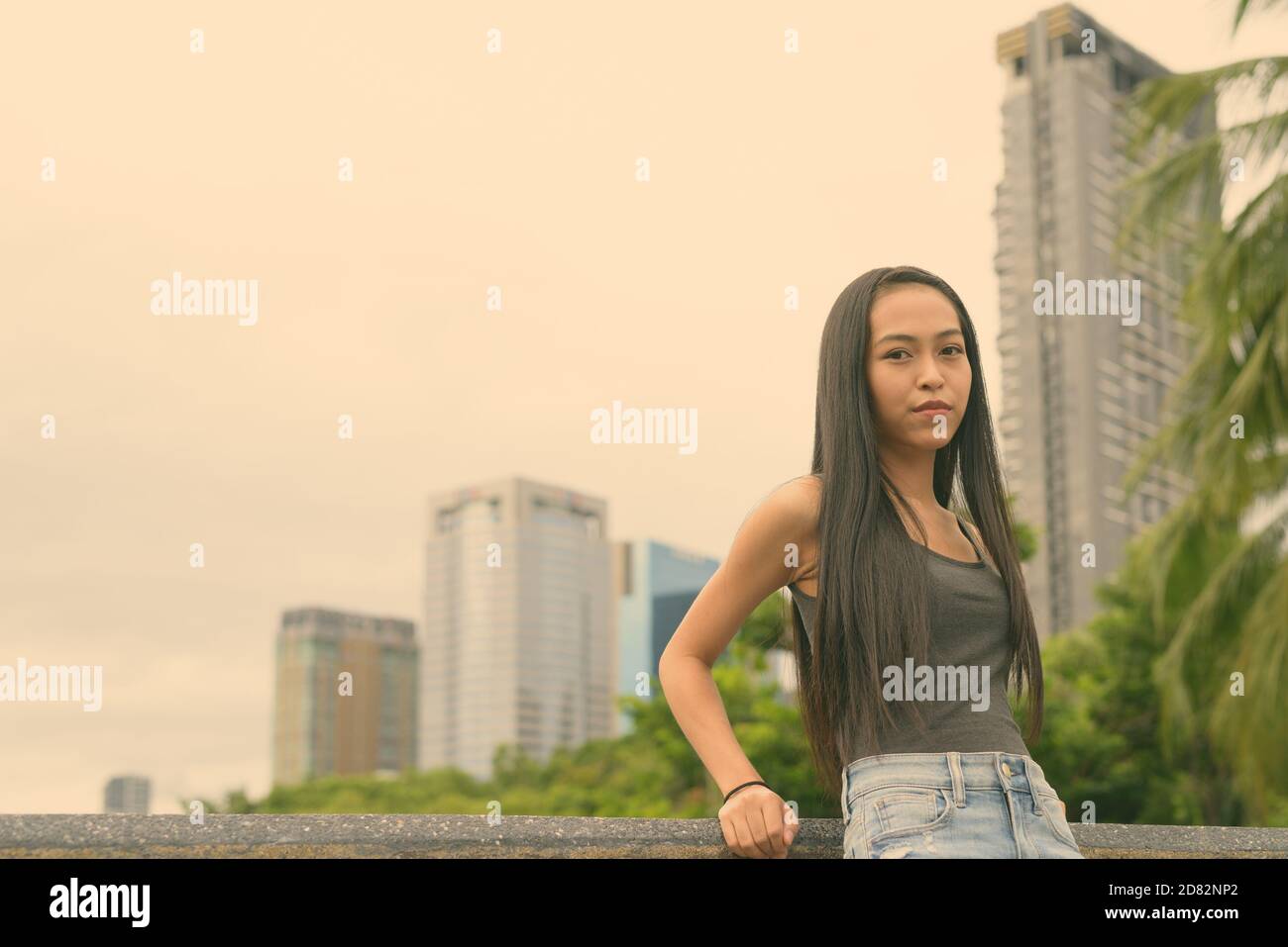 Junge schöne asiatische Frau Entspannung im Park Stockfoto