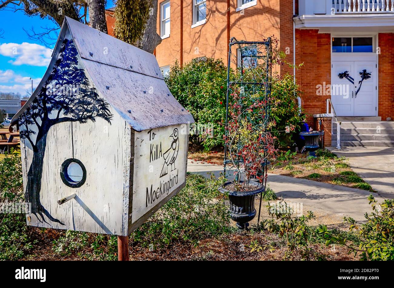 Schwarze Bänder hängen am Old Courthouse Museum nach dem Tod des lokalen Autors Harper Lee, 19. Februar 2016, in Monroeville, Alabama. Stockfoto