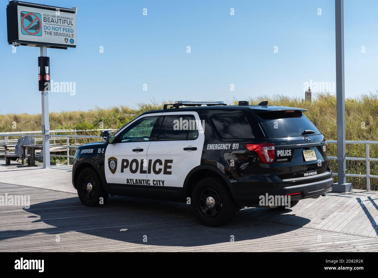 Atlantic City, NJ - 6. Oktober 2020: Polizeiauto auf der Promenade geparkt. Stockfoto