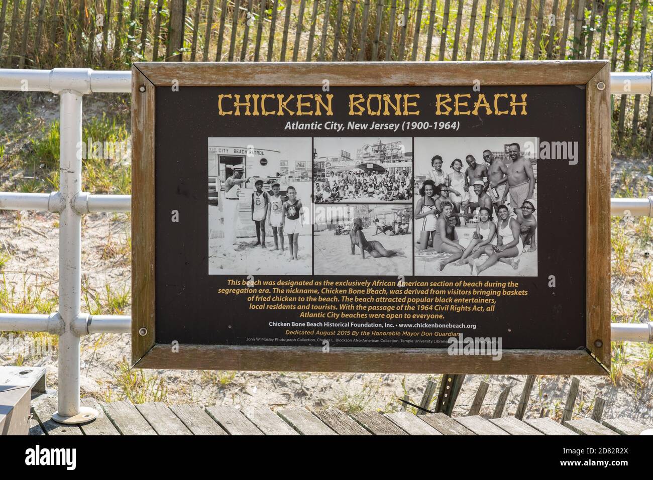 Atlantic City, NJ - 6. Oktober 2020: Dieses Schild auf dem Boardwalk erzählt die Geschichte der Strandsegregation in AC und bezieht sich auf die afroamerikanische Sektion o Stockfoto