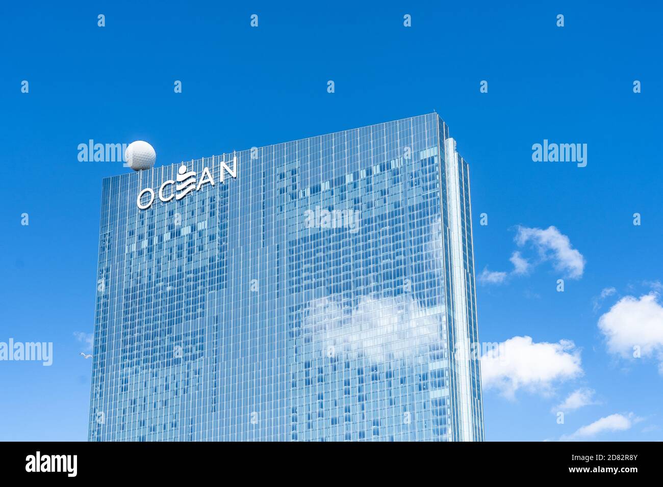 Atlantic City, NJ - 6. Okt. 2020: Der Hotelturm des Ocean Casino Resorts ist das höchste Gebäude in Atlantic City. Oben auf dem Turm ist ein 40 Fuß weißer Spher Stockfoto