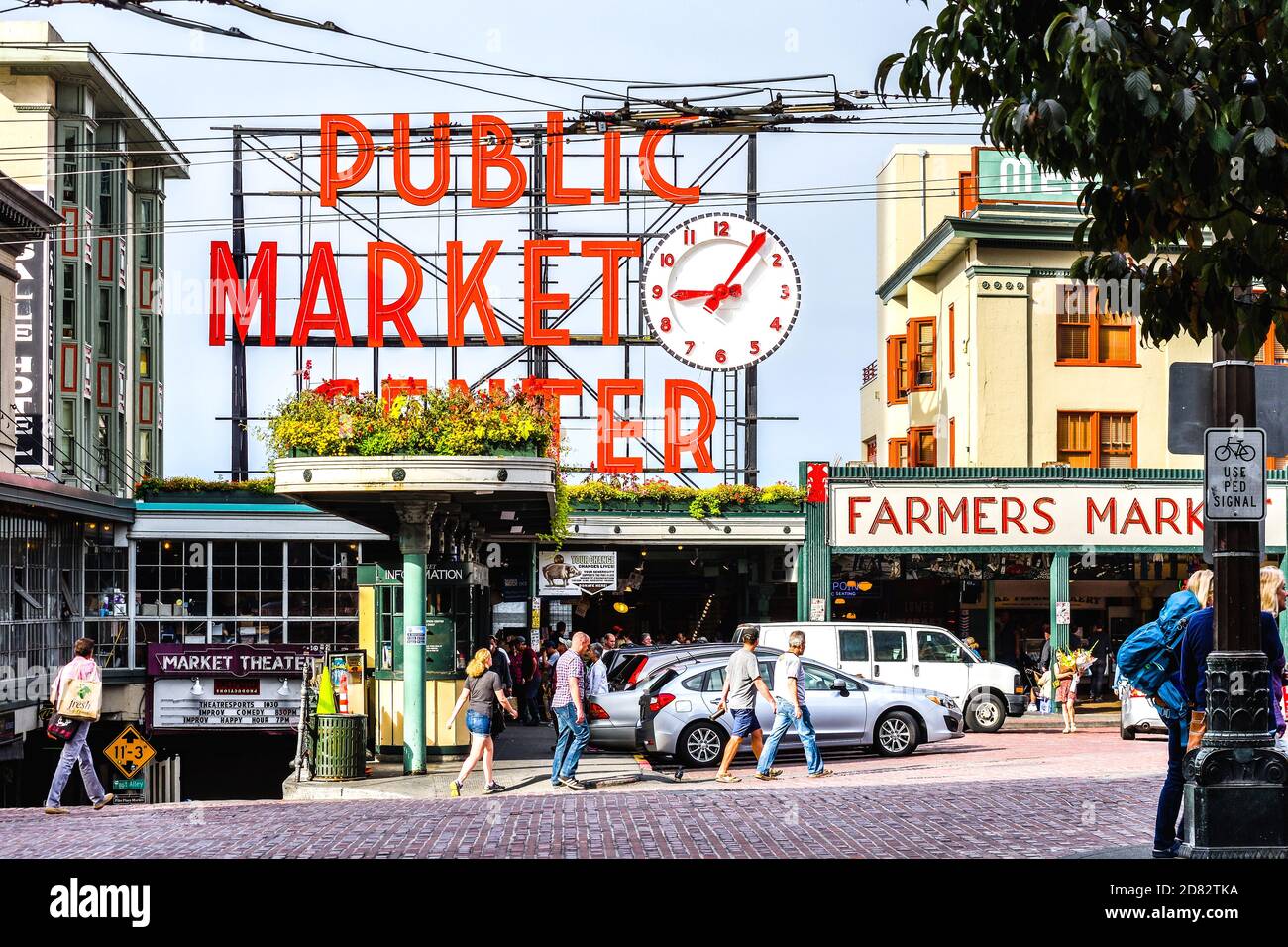 Pike Place Market ist der älteste Bauernmarkt der Westküste. Und jedes Jahr besuchen mehr als 10 Millionen Menschen den Markt. Seattle-Washington, USA Stockfoto