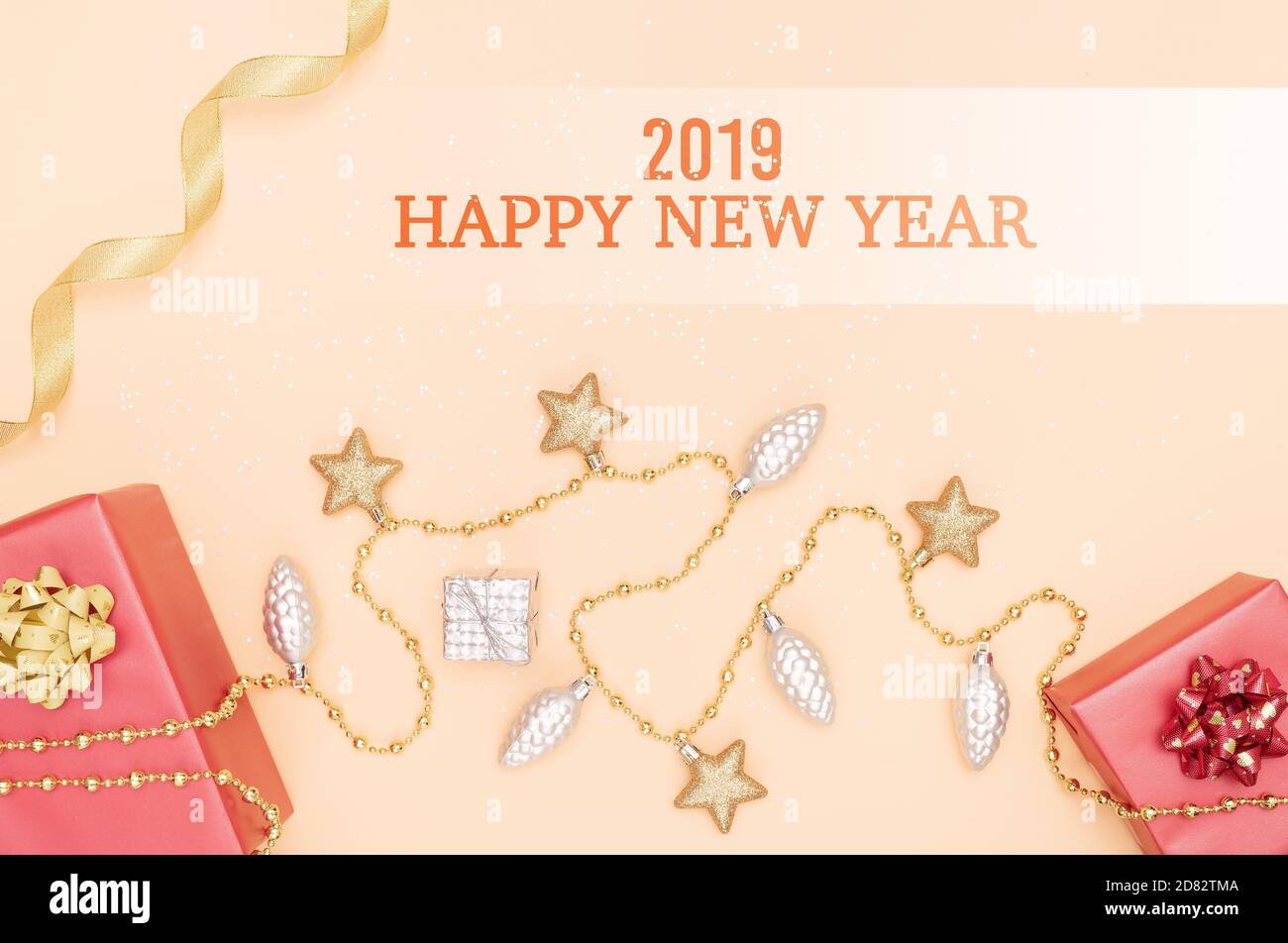 2019 Happy New Year Konzept, Geschenkschachteln oder Geschenkschachteln mit roten Schleifen, Stern und Kugel auf goldenem Hintergrund Stockfoto