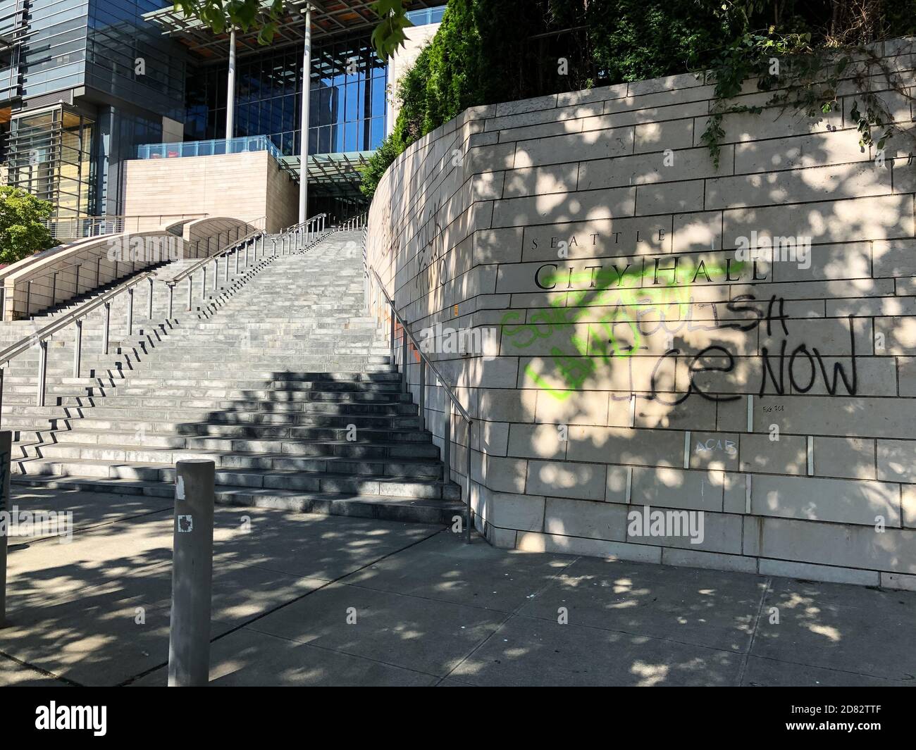 Seattle, USA 12. juli 2020: Graffiti wurde spät am Tag von Anti-Ice-Demonstranten im Rathaus hinterlassen. Stockfoto