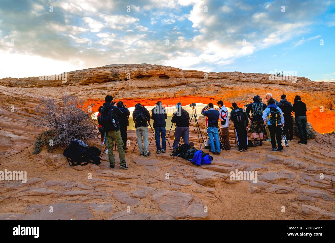 Viele Fotografen, die den Sonnenaufgang im Mesa Arch, Utah, USA, fotografieren Stockfoto