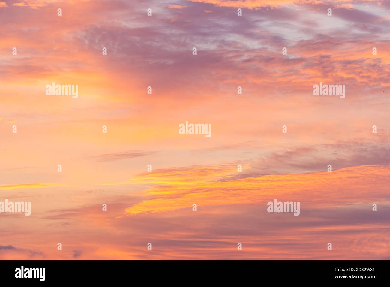 Feurige Wolken am Morgenhimmel bei Sonnenaufgang Stockfoto