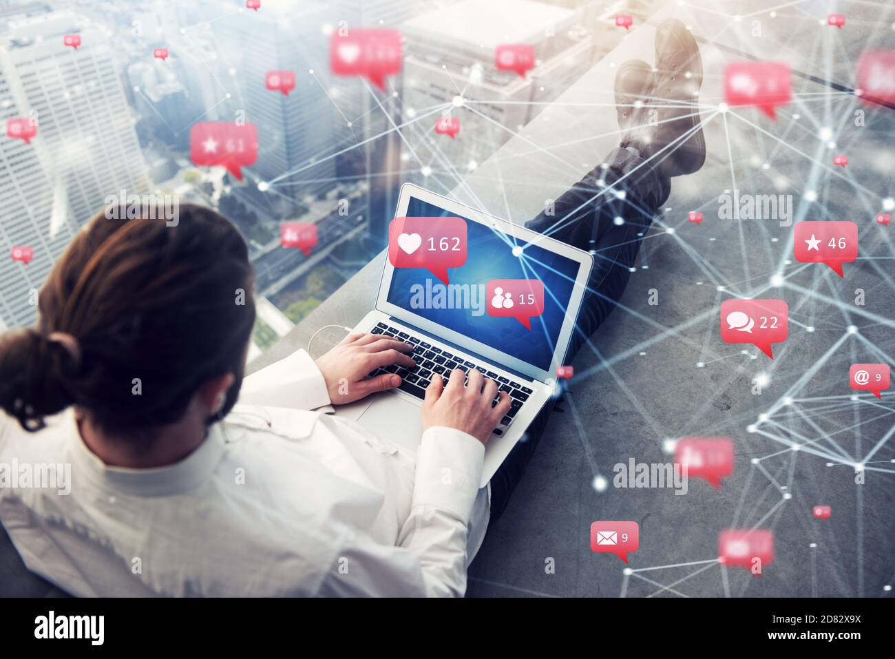 Sehr Social Business Mann bekommt Zustimmung auf Social Media. Stockfoto