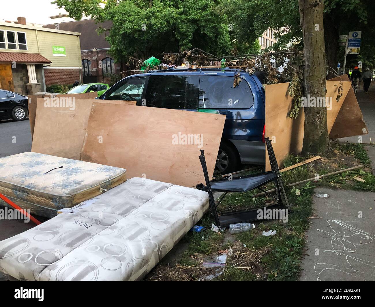 Seattle, USA - 24. Aug 2020: Ein Van, der am späten Tag im Cal Anderson Park von Trümmern umgeben ist. Stockfoto