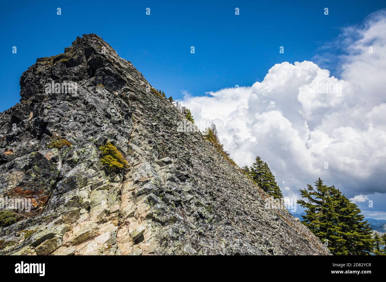 Der Gipfelhang und das Gedränge von McClellan Butte in den Washington Central Cascades mit Gewittern im Hintergrund, USA. Stockfoto