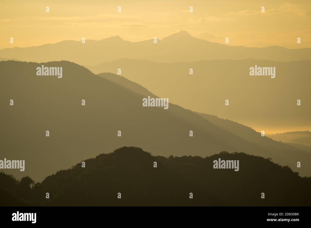 Bergkette bei Sonnenaufgang Stockfoto
