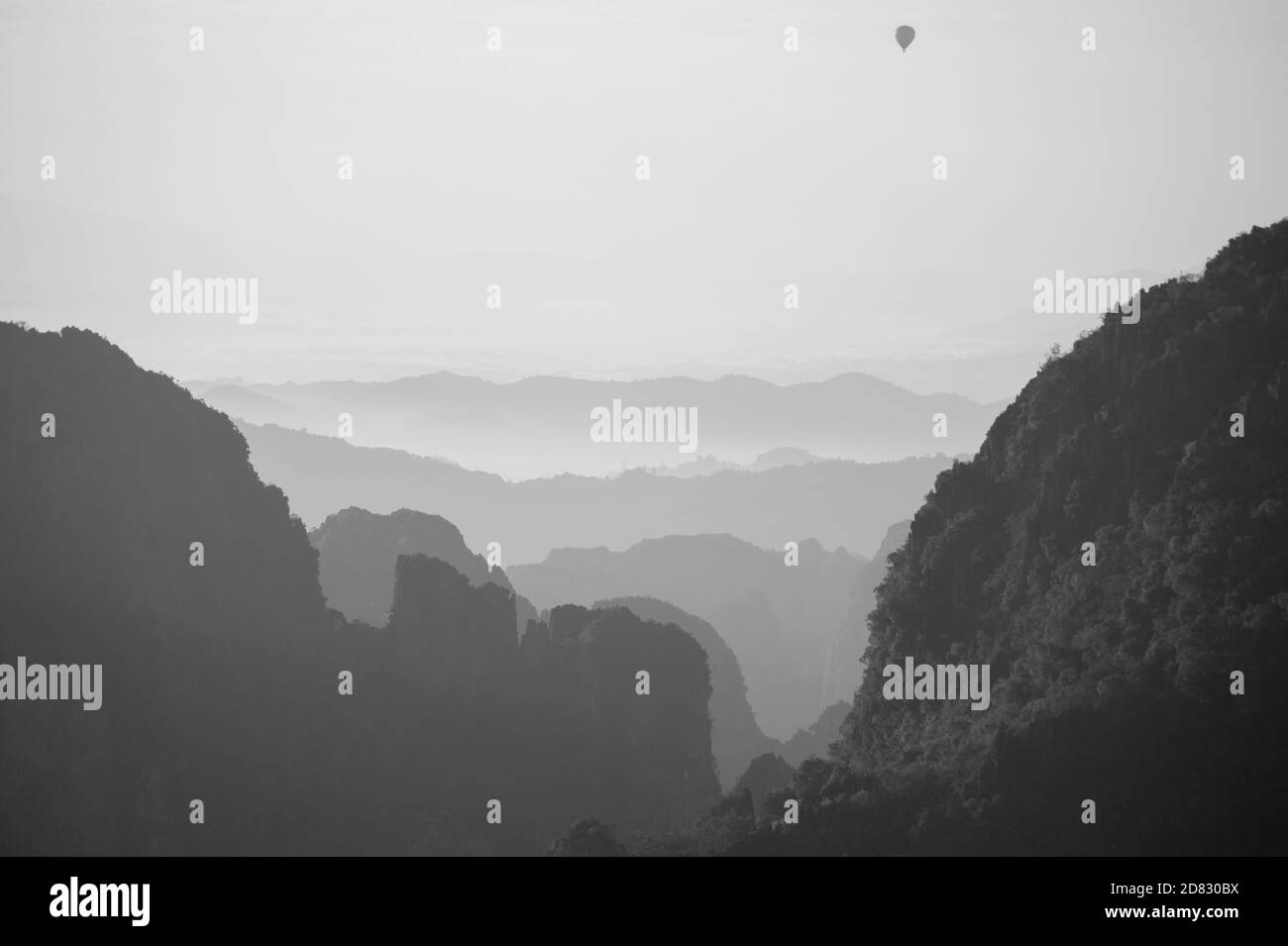 Heißluftballon in den Bergen Stockfoto