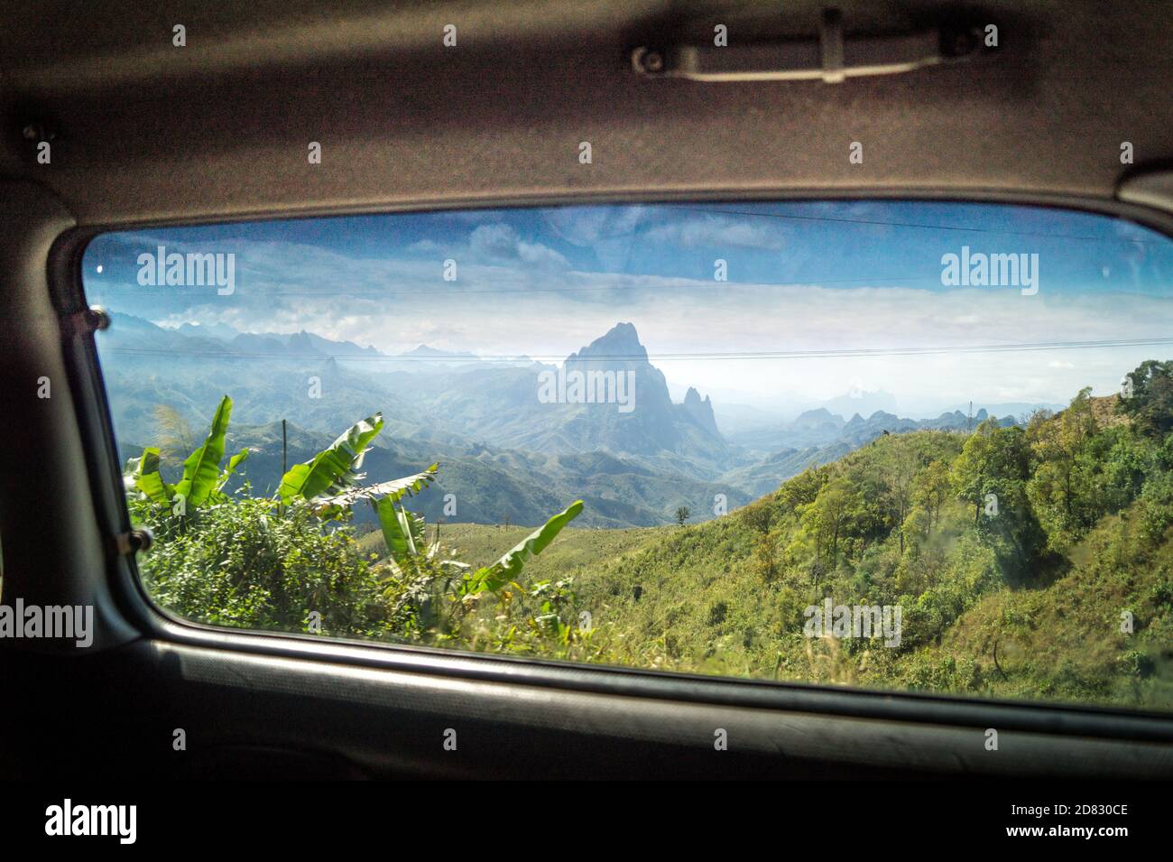 Berg hinter einem Autofenster Stockfoto