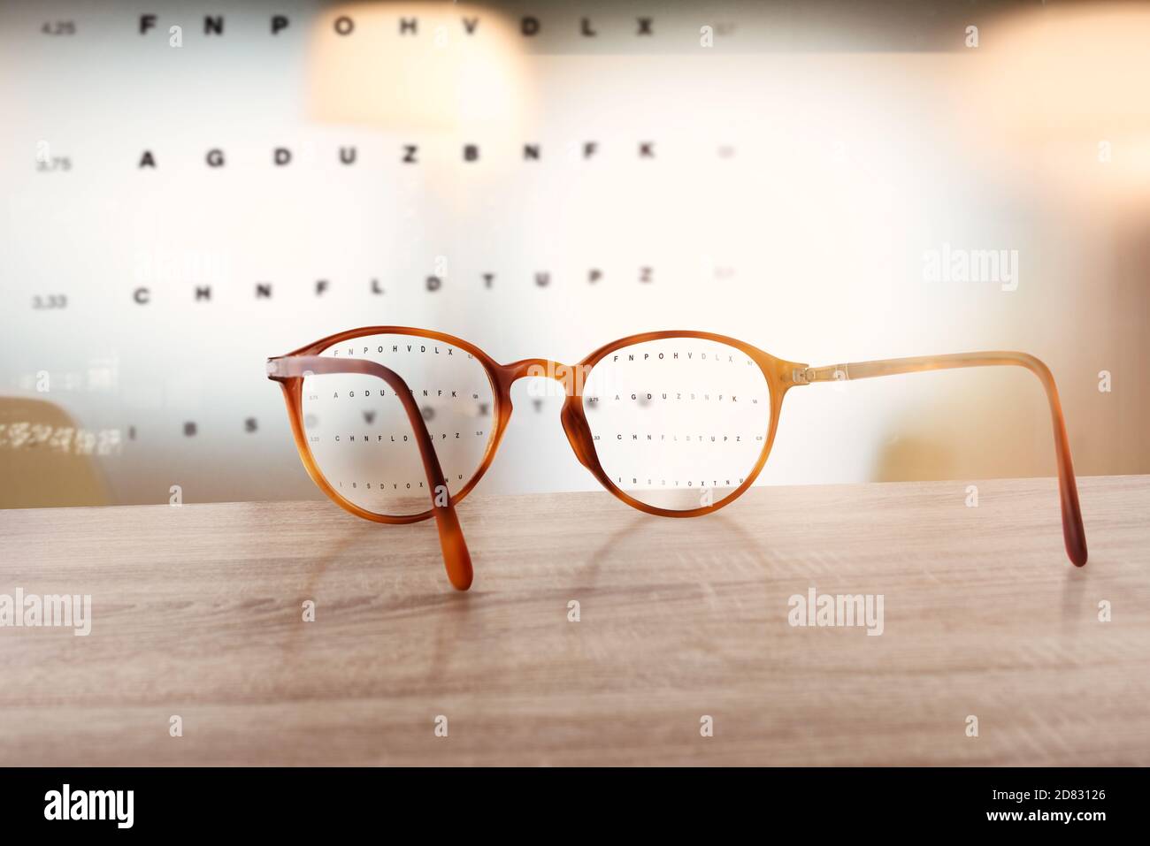 Gläser, die das Sehvermögen von unscharf bis scharf korrigieren. Stockfoto
