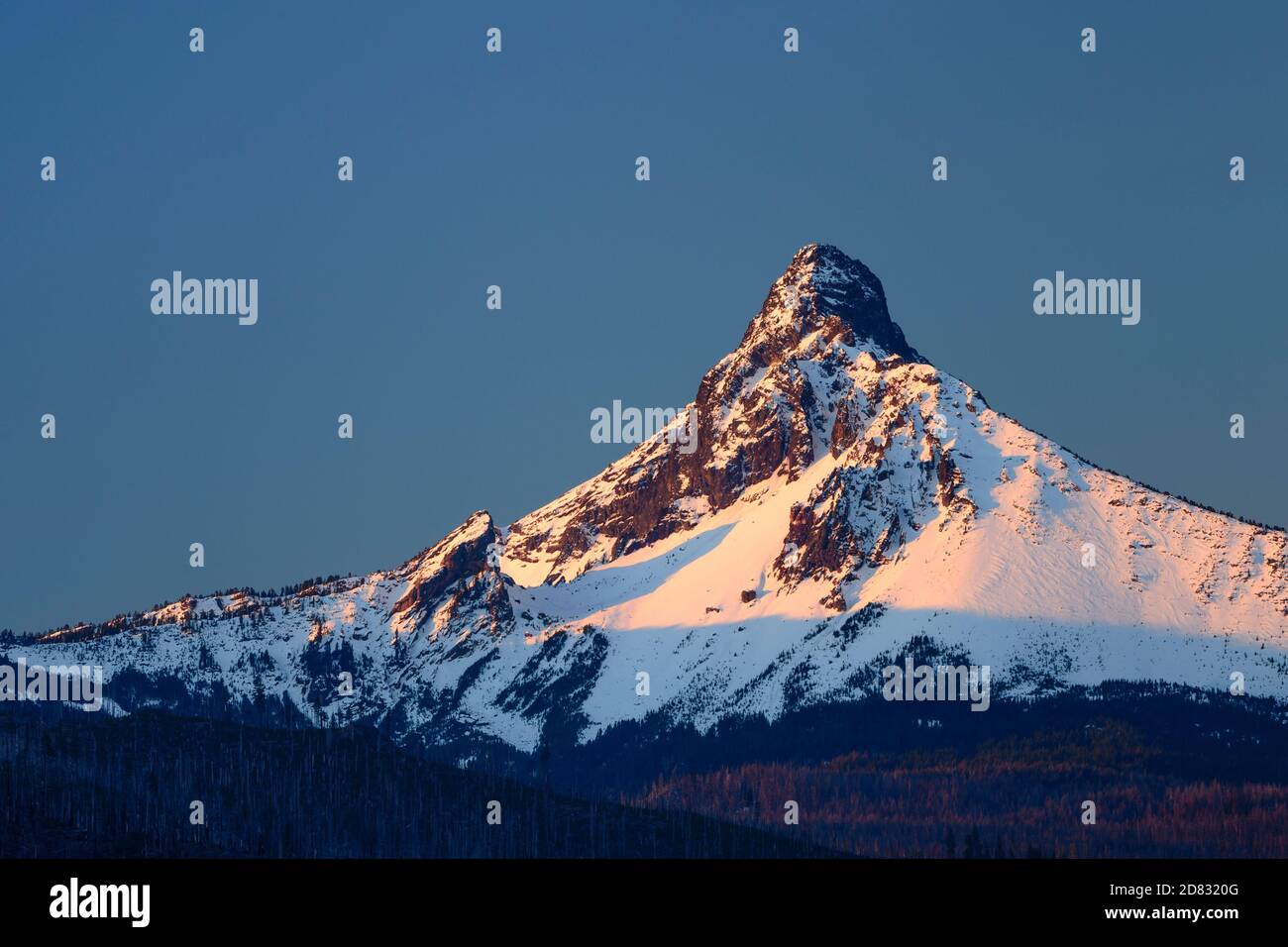 Mount Washington bei Sonnenaufgang, vom Santiam Pass, Cascade Mountains, Oregon. Stockfoto
