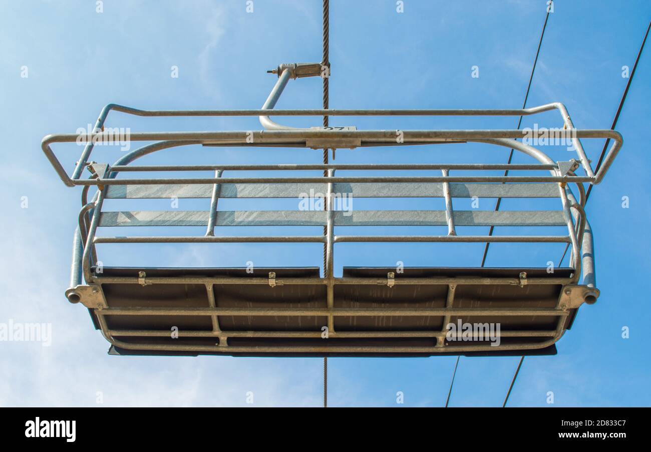 Nahaufnahme eines Metallstuhls auf einem Luftski Aufzug von unten betrachtet Stockfoto