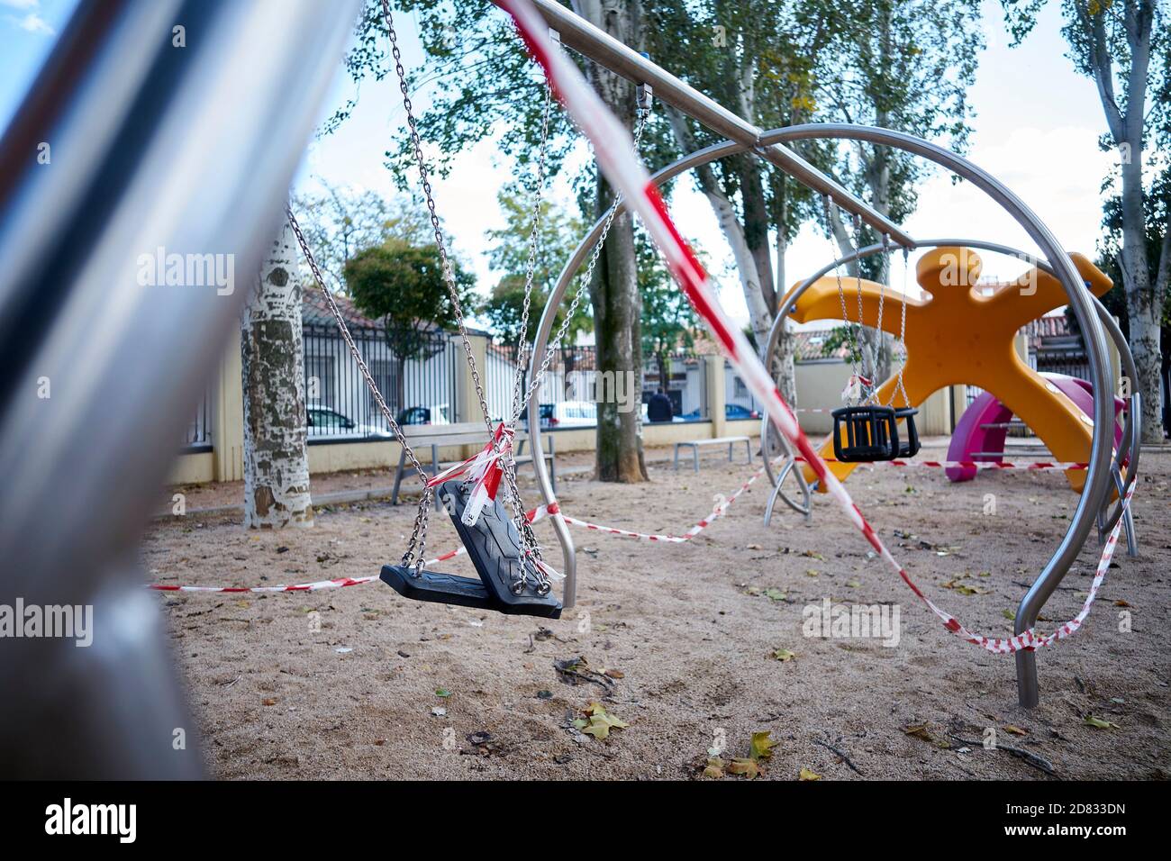 Alcala de Henares, Spanien. 24. Oktober 2020: Ausbruch des Coronavirus; geschlossene Parks aufgrund der covid-19 Pandemie in der Don Quijote Straße in Alcala de Henares, Spanien. Quelle: May Robledo/Alfa Images Stockfoto