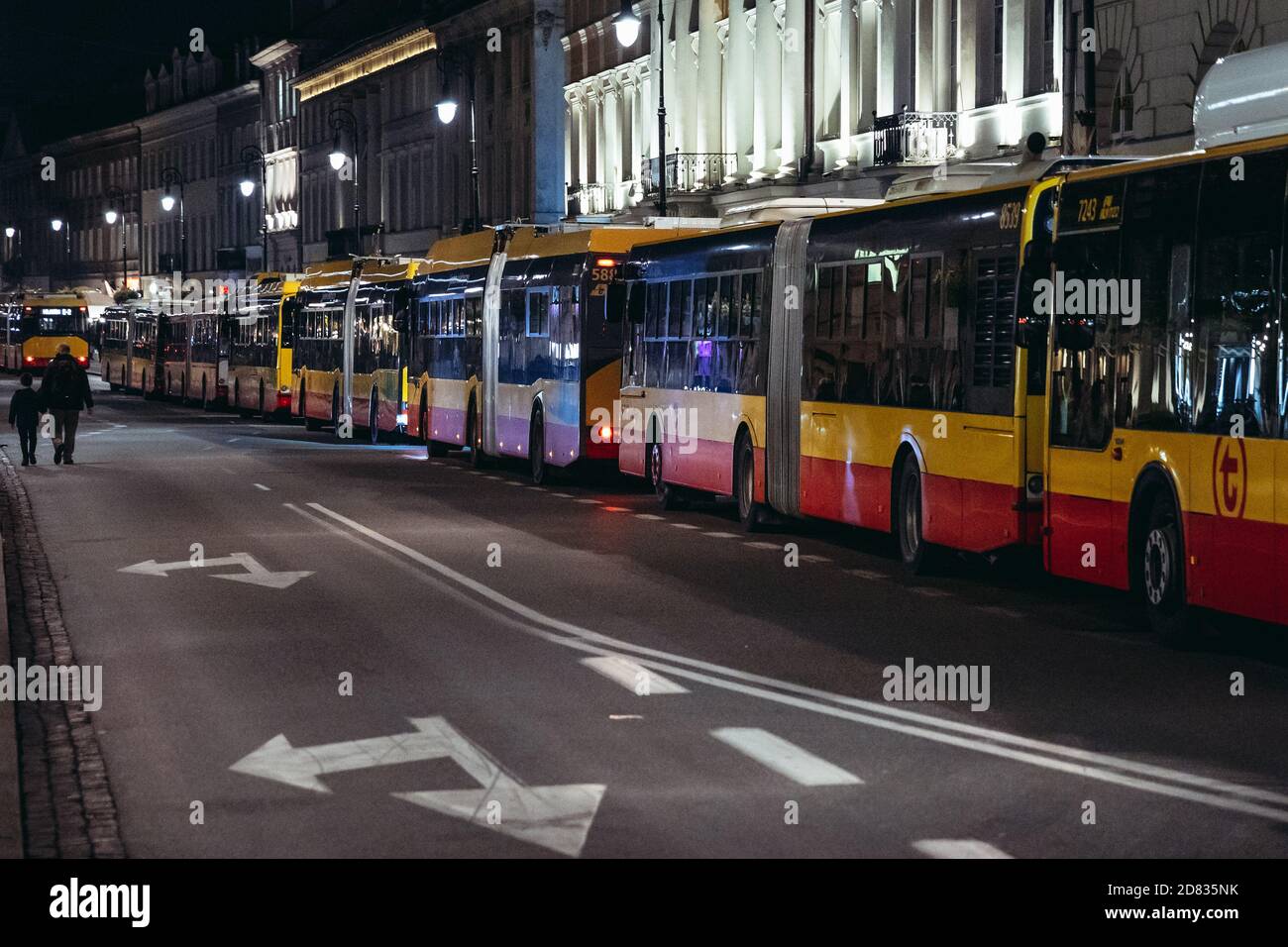 Warschau, Polen - 26. Oktober 2020: Reihe von Bussen, nachdem Tausende von Menschen blockierten die Straßen der Stadt während des 5. Tages des Protests gegen regierende tha Stockfoto