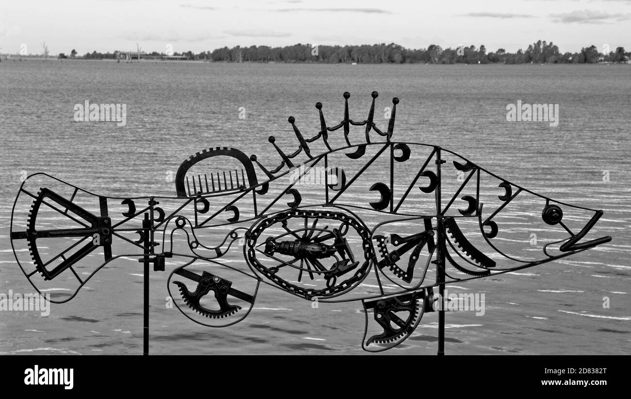 King of the River Sculpture im BW Lake Mulwala Stockfoto