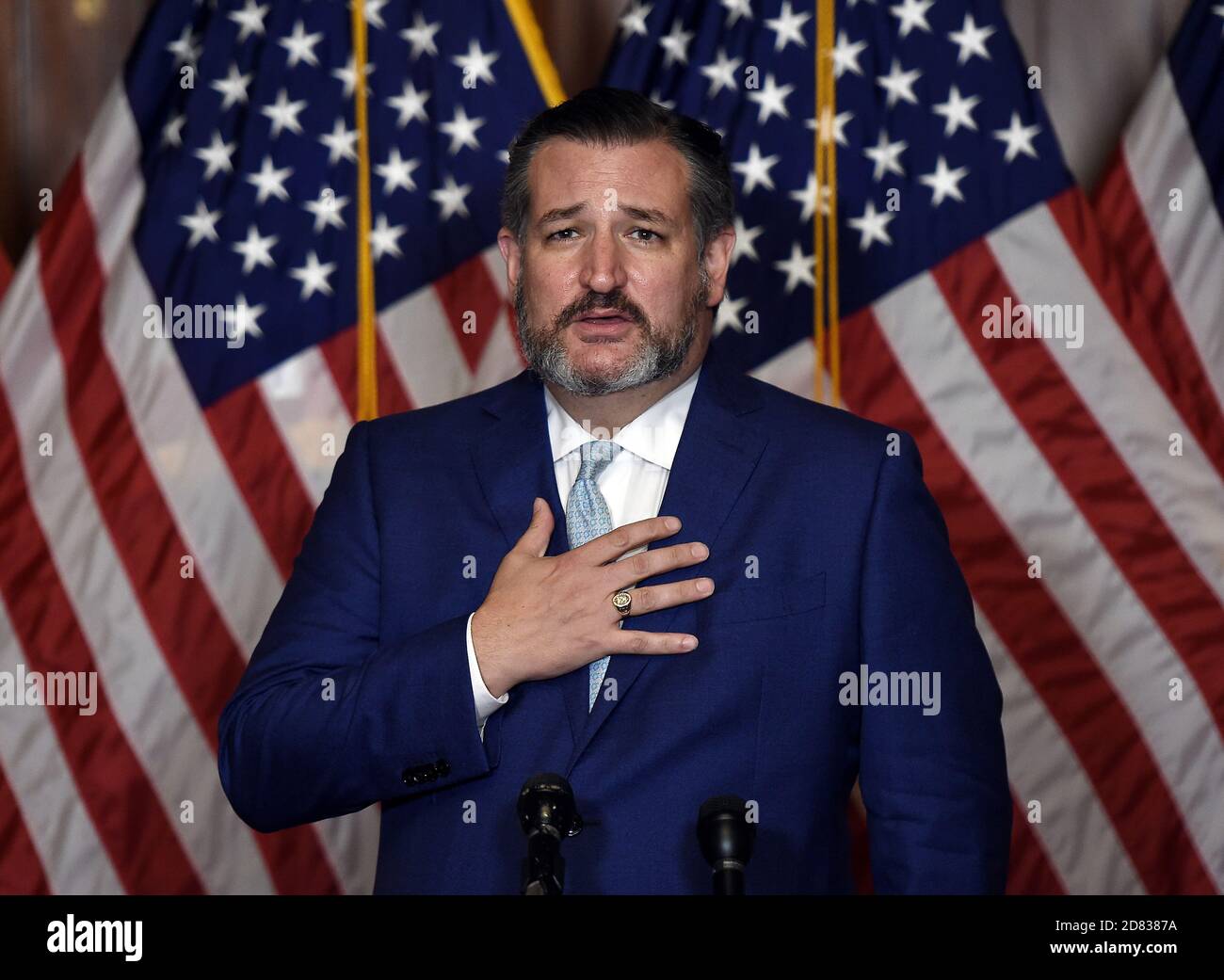 Washington, Usa. Oktober 2020. Der republikanische Senator Ted Cruz (R-TX) spricht während einer Pressekonferenz, nachdem die designierte Richterin Amy Coney Barrett, die für den Obersten Gerichtshof von Präsident Trump nominiert war, vom Senat als 115. Gericht am Obersten Gerichtshof auf dem Capitol Hill bestätigt wurde, Montag, den 26. Oktober 2020 in Washington, DC. Pool Foto von Olivier Douliery/UPI Kredit: UPI/Alamy Live News Stockfoto