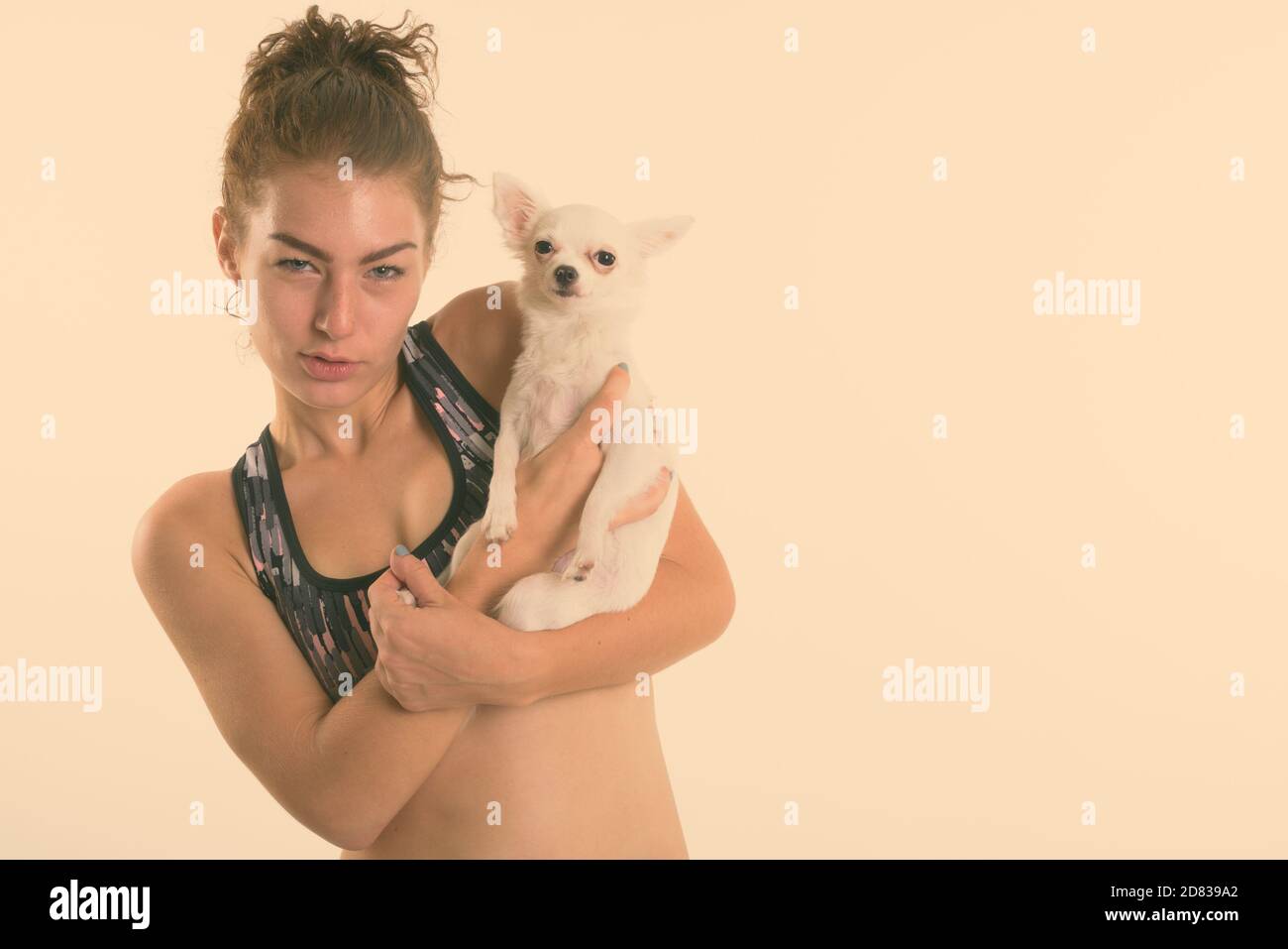 In der Nähe von wunderschönen Jugendmädchen Holding niedlichen Hund für Sport und Bewegung gegen den weißen Hintergrund bereit Stockfoto