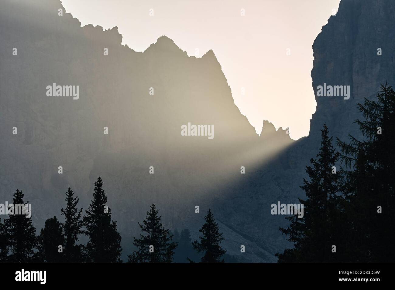 Sonnenaufgang zwischen Bergklippen Stockfoto