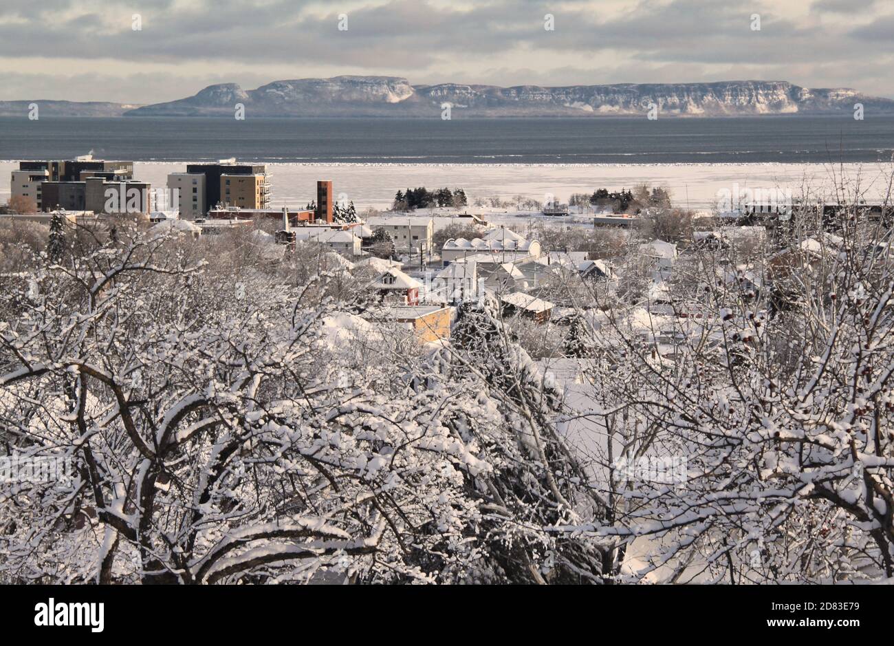 Winteransicht des 'Sleeping Giant' eine Halbinsel im Lake Superior, und ein bisschen von der Stadt in Thunder Bay, Ontario, Kanada. Stockfoto