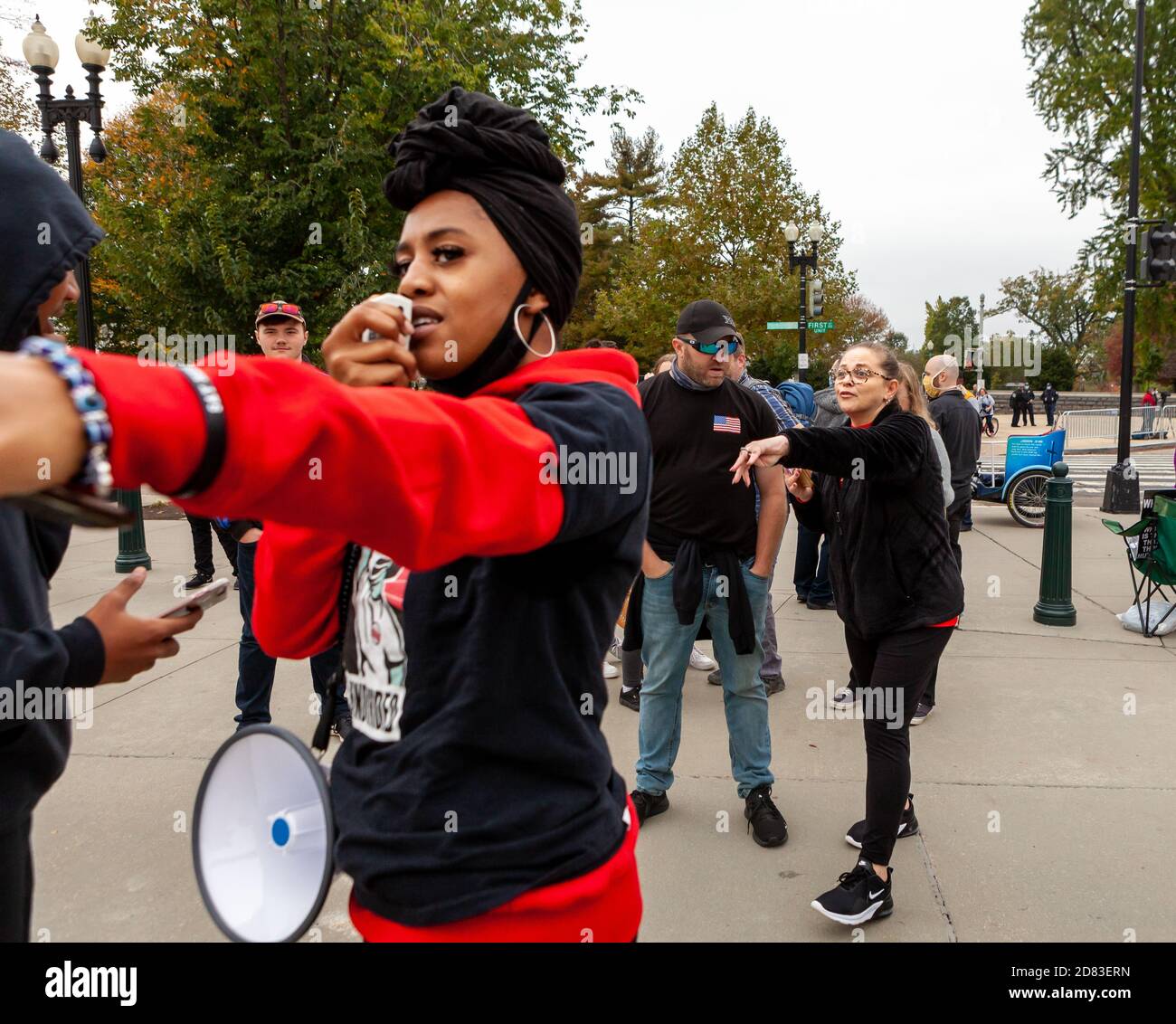 Washington, DC, USA, 26. Oktober 2020. Im Bild: Eine weibliche Trump-Unterstützerin greift verbal eine schwarze Frau an, die gegen die Bestätigung von Amy Coney Barrett protestiert und sich für reproduktive, bürgerliche und Frauenrechte ausspricht. Die Trump-Unterstützerin schien mit ihrem Ehering einen Punkt zu betonen, aber die Pro-Choice-Protesterin stand auf dem falschen Weg. Der Anti-Bestätigungs-Protestler war einer von nur wenigen schwarzen Leuten anwesend und war das Ziel von intensiverem Vitriol von Trump-Anhängern, als dass sie weißen Individuen mit ähnlichen Ansichten gaben. Kredit: Allison C Bailey/Alamy Liv Stockfoto