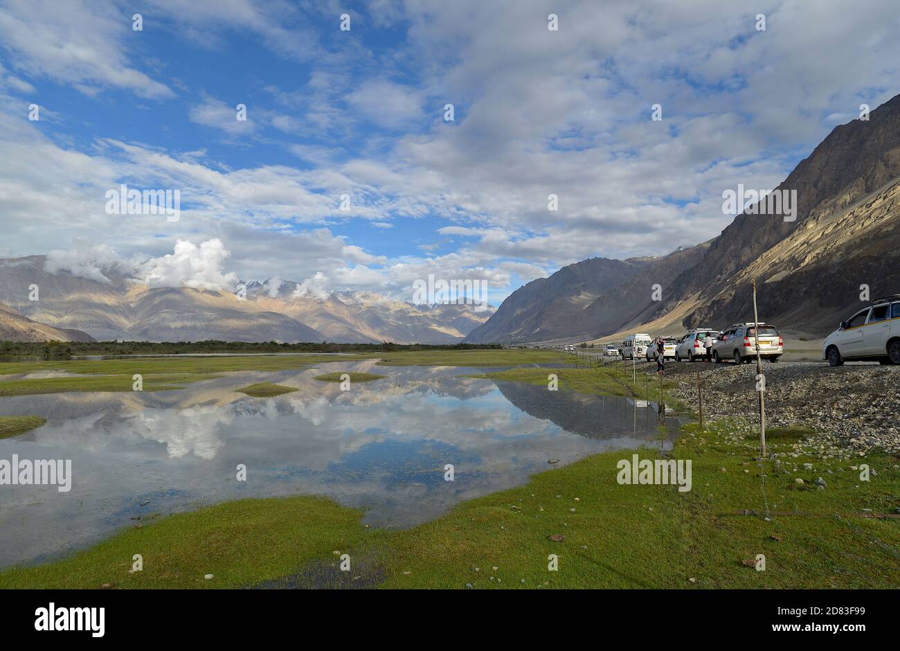 Touristische Fahrzeuge enroute zu Hunder, Nubra Valley, Ladakh. Ein wichtiger Zwischenstopp auf der alten Seidenstraße, ist es jetzt für seine landschaftliche Schönheit und Kamele bekannt. Stockfoto