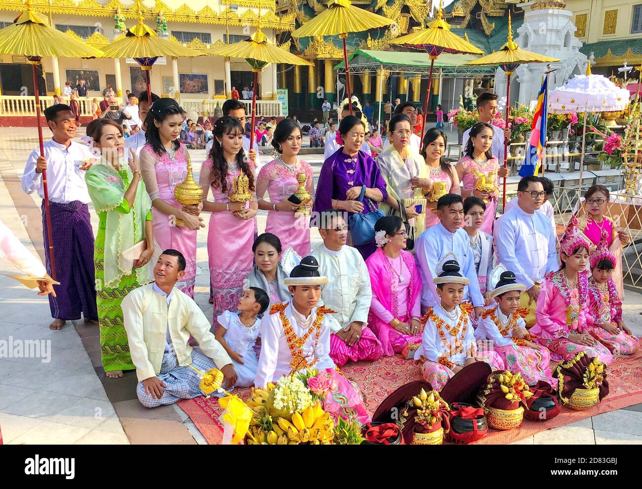 Yangon, Myanmar - April 24 2018: Eine traditionelle Hochzeitsfeier in der Shwedagon Pagode Pose für Gruppenfotos Stockfoto