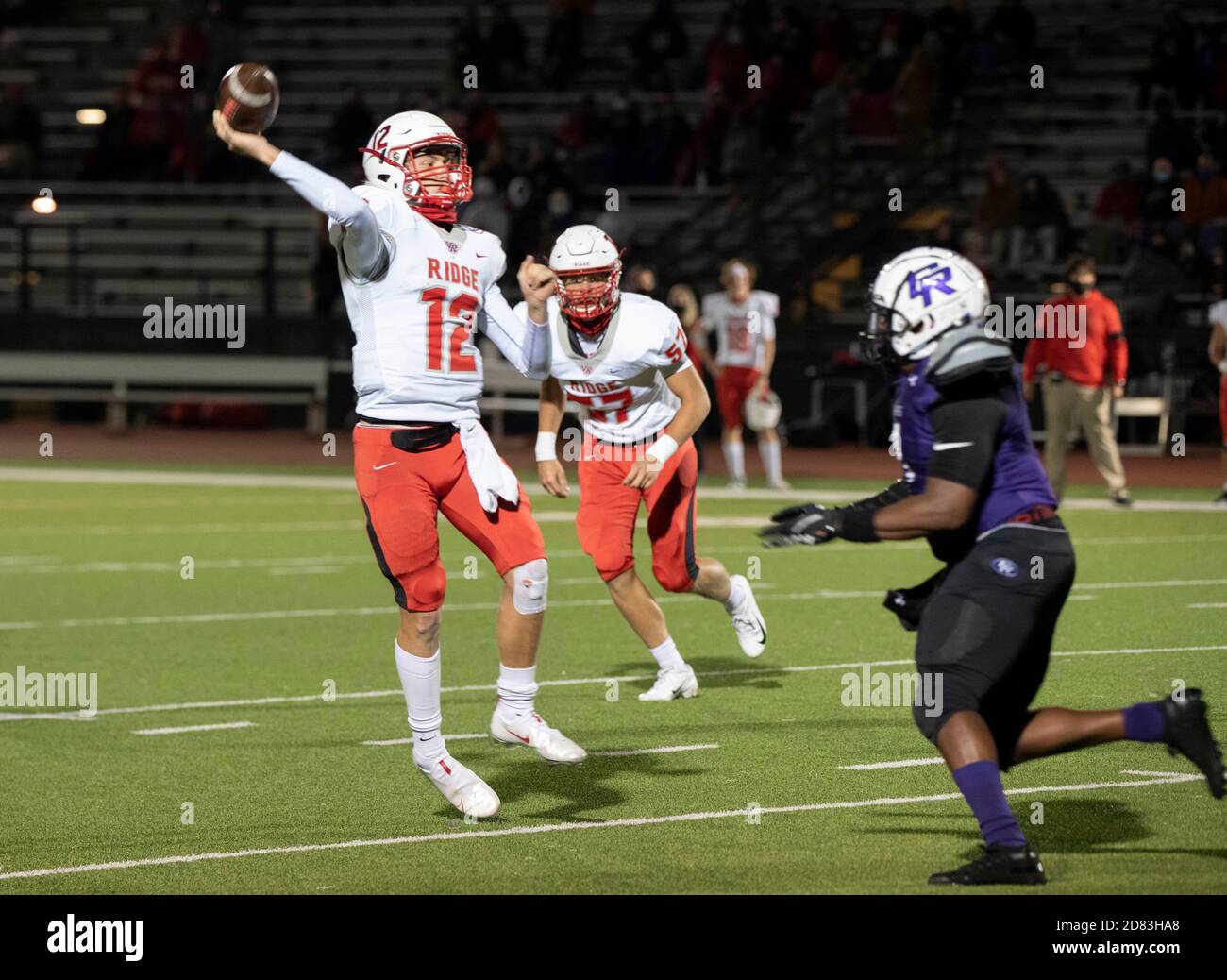 Round Rock TX USA, 23 2020. Okt.: Freitagabend High School Fußballspiel-Action zwischen Vorstadtschulen in Austin Round Rock Cedar Ridge (lila Trikots) und Cedar Park Vista Ridge (weiße Trikots). ©Bob Daemmrich Stockfoto