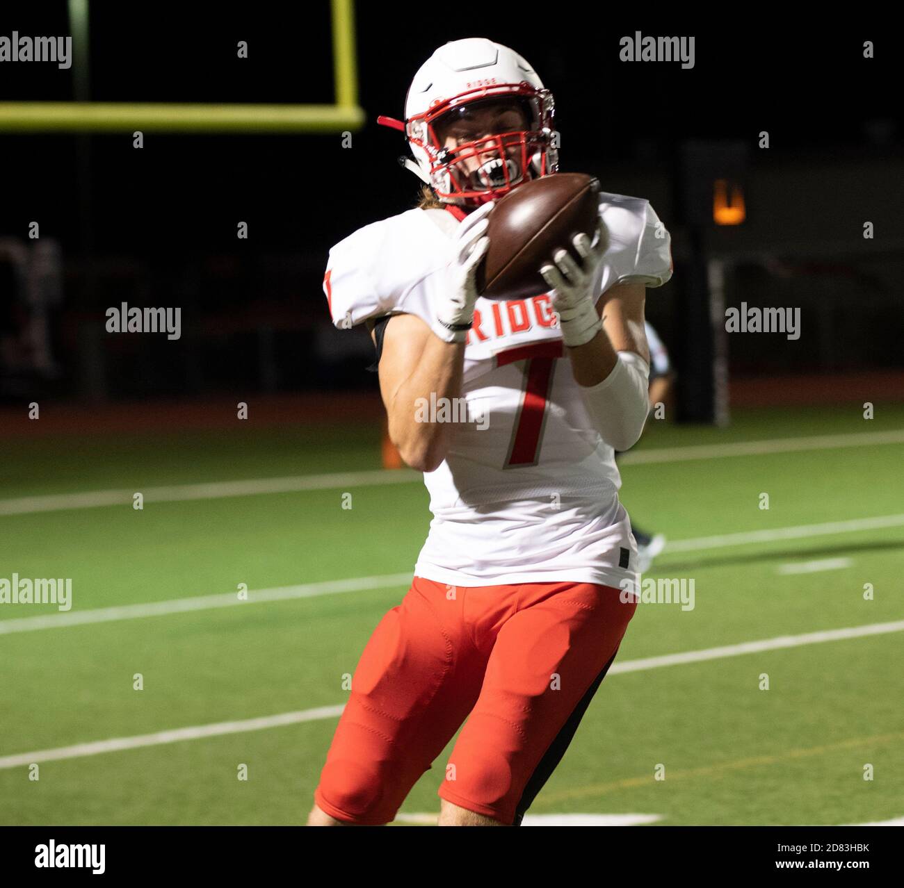 Round Rock TX USA, 23 2020. Okt.: Vista Ridge's Wyatt Gates (7) schnappt sich einen Pass, um ein drittes Viertel Touchdown in einem High School-Fußballspiel im Dragon Stadium in Round Rock einzurichten. ©Bob Daemmrich Stockfoto