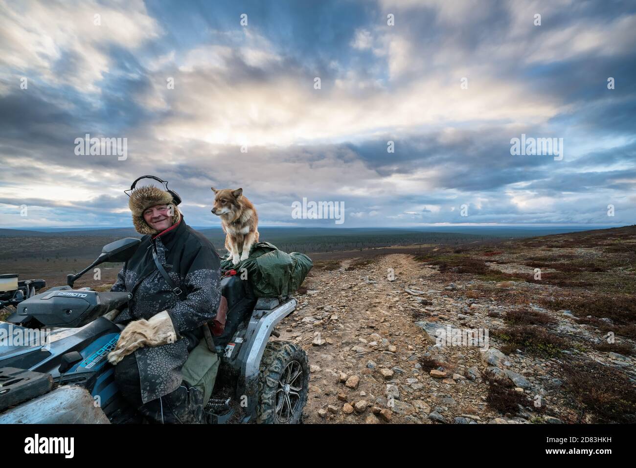 Ein einheimischer Rentierhirte und sein Hund im UKK Nationalpark, Lappland, Finnland Stockfoto
