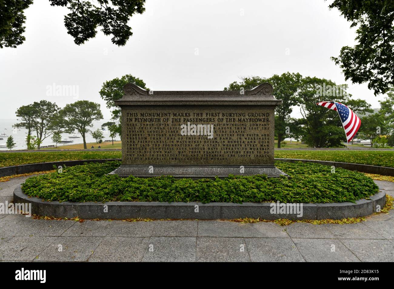 Plymouth, MA - 3. Juli 2020: Cole's Hill ist ein National Historic Landmark mit dem ersten Friedhof von den Mayflower Pilgern im Jahr 1620 und acro verwendet Stockfoto