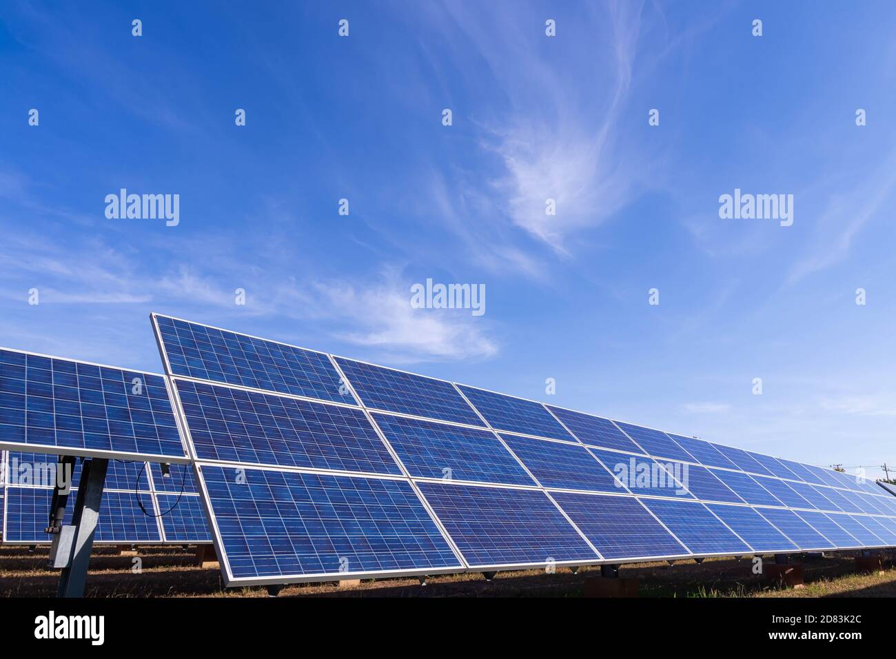 Der Blick auf den Solarpark (Solarpanel), alternative Stromquelle, das ist die Sonne Tracking-Systeme, Photovoltaik-Modul Idee für saubere Energie PR Stockfoto