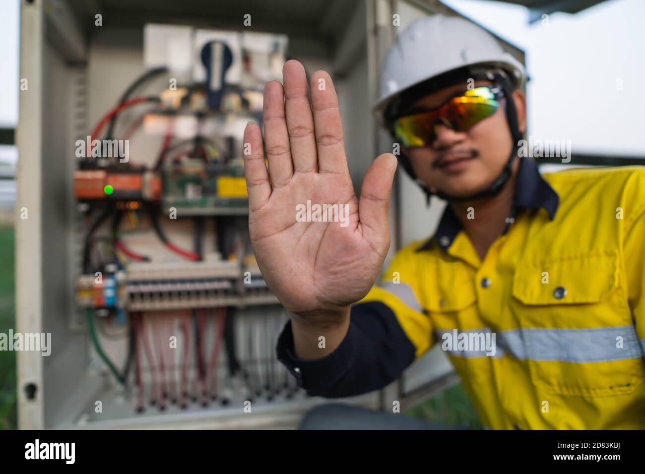 Ingenieure hoben ihre Hände, um Schilder zu zeigen, die nicht in den gefährlichen Bereich eindringen. Stockfoto