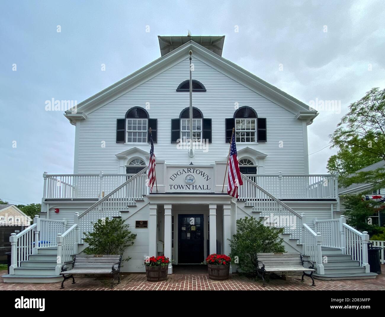 Edgartown, MA - 5. Juli 2020: Edgartown Town Hall, ein lokales Regierungsgebäude in Edgartown, Massachusetts in Martha's Vineyard. Stockfoto