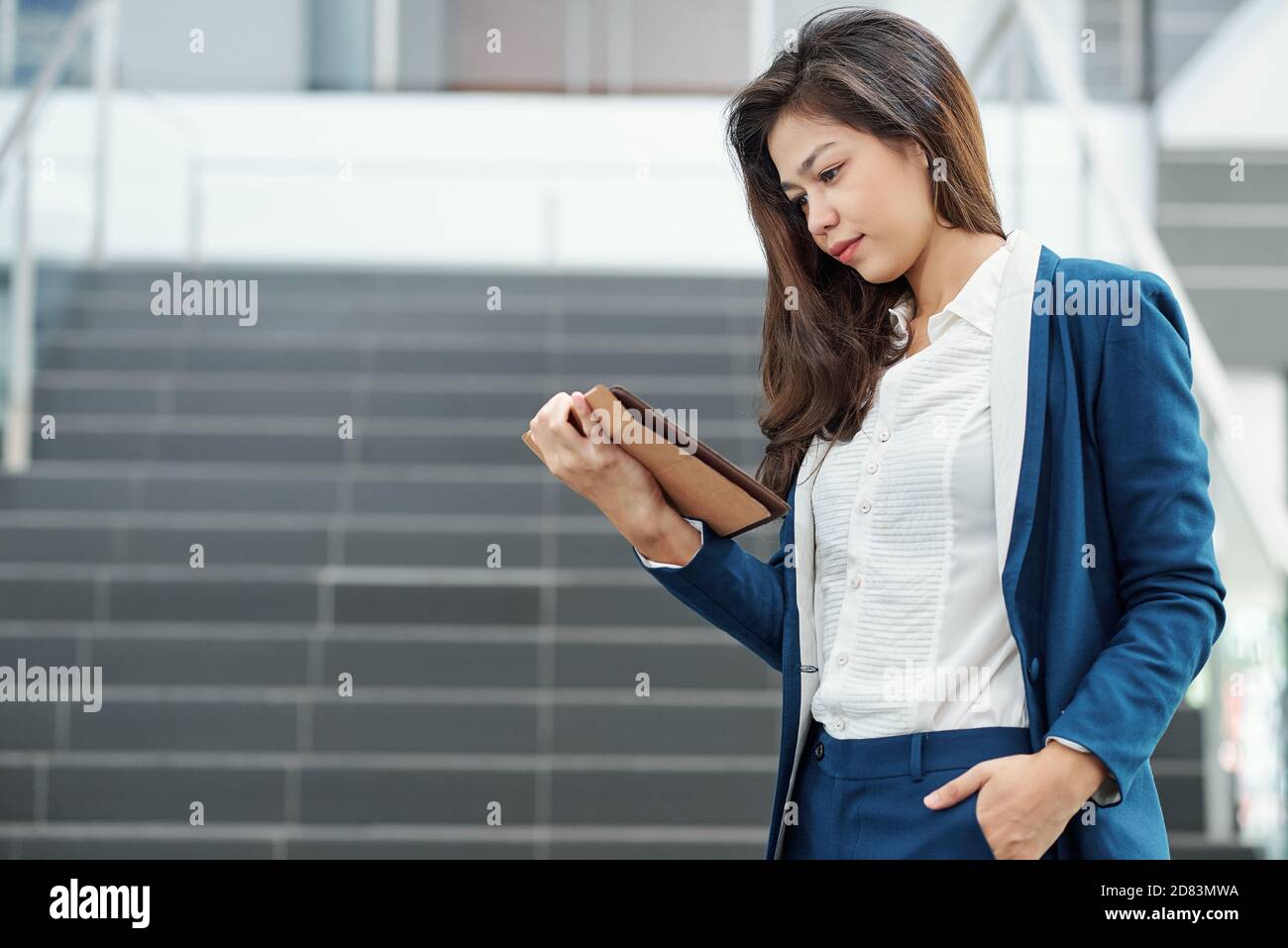 Weibliche Unternehmerin lesen Artikel Stockfoto