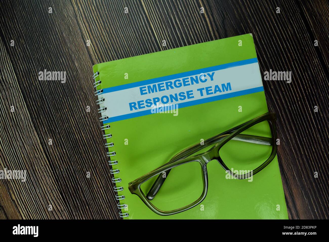 Das Notfallteam wurde auf einem Holztisch isoliert Stockfoto
