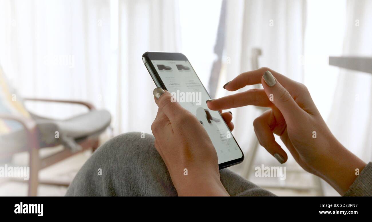 Frau auf dem Smartphone-Bildschirm Kleidung bestellen Stockfoto