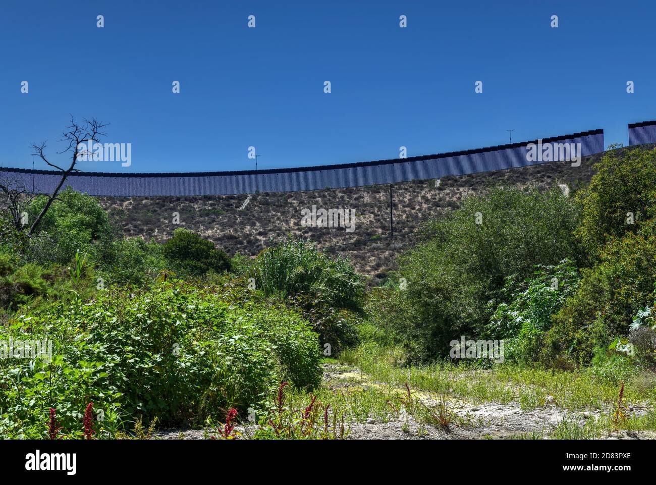 Die Grenzmauer zwischen den Vereinigten Staaten und Mexiko von San Diego, Kalifornien mit Blick auf Tijuana, Mexiko. Stockfoto