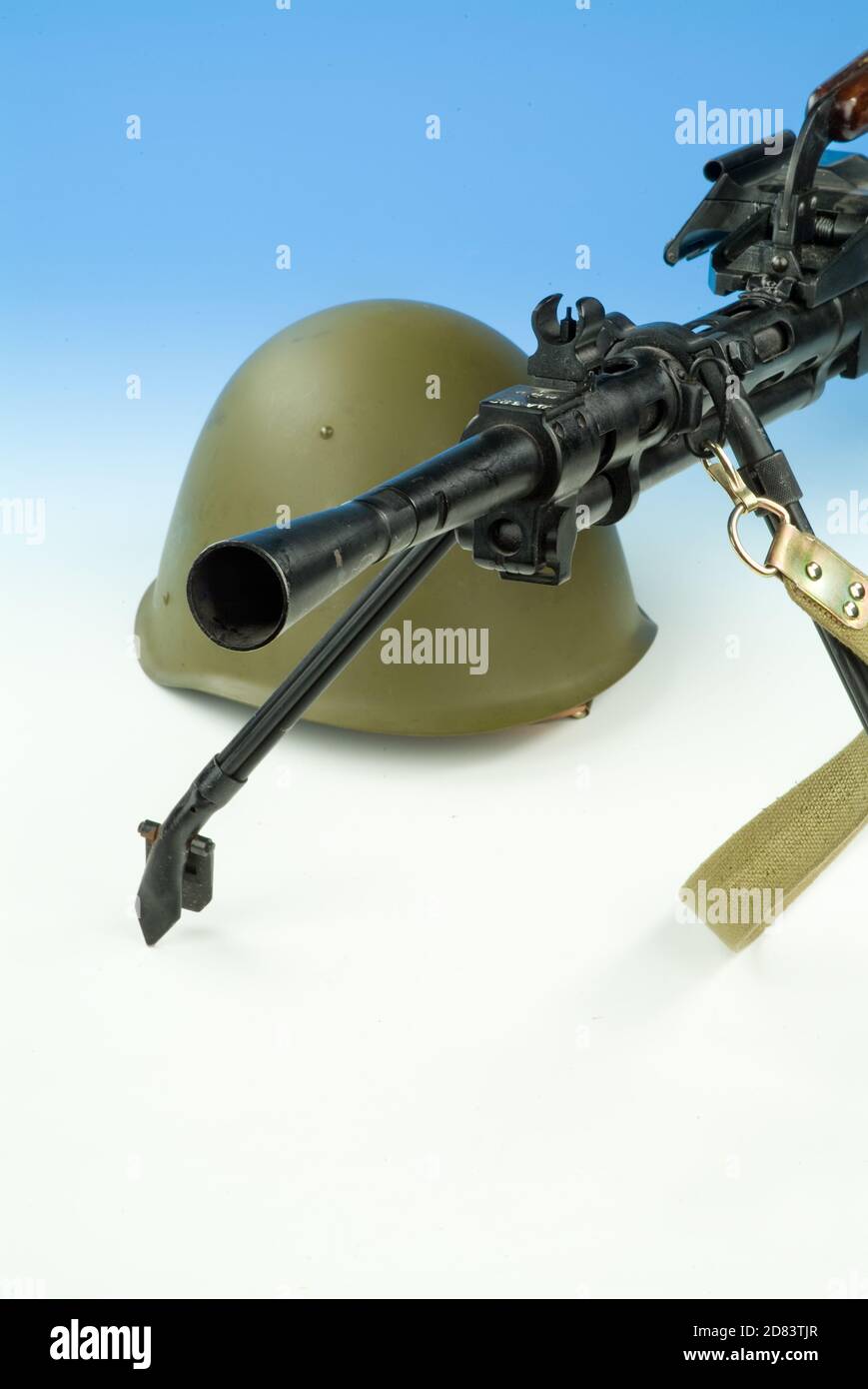 Maschinengewehr und Blumen in einer Armee Helm Stockfoto