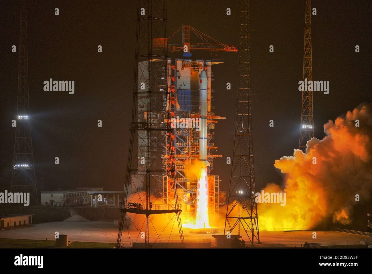 Peking, China. Oktober 2020. Eine lange März-2C Trägerrakete explodiert am 26. Oktober 2020 vom Xichang Satellite Launch Center in der südwestlichen chinesischen Provinz Sichuan. China schickte am Montag erfolgreich eine Gruppe neuer Fernerkundungssatelliten vom Xichang Satellite Launch Center in der südwestlichen chinesischen Provinz Sichuan in die Umlaufbahn. Die Satelliten der Yaogan-30-Familie wurden um 11:19 Uhr (Pekinger Zeit) mit einer langen Rakete des Typs March-2C gestartet. Kredit: Guo Wenbin/Xinhua/Alamy Live Nachrichten Stockfoto