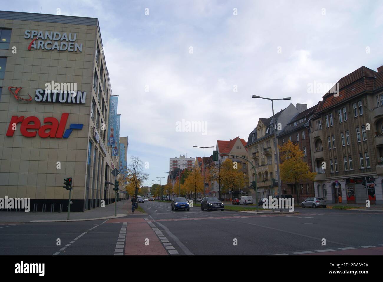 Die Kreuzung Brunsbütteler Damm Ecke am Bahnhof Spandau mit Blickrichtung Ost zur Kreuzung Klosterstraße Ecke Ruhlebener Straße. Stockfoto